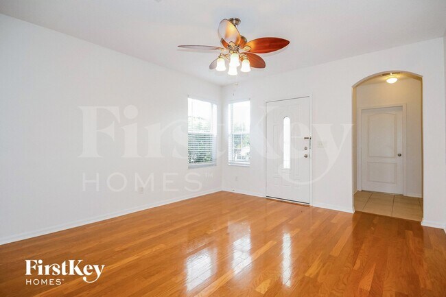 8152 Canterbury Lake Blvd in Tampa, FL - Foto de edificio - Building Photo