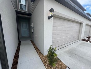 7727 Momentum Pkwy in Wesley Chapel, FL - Building Photo - Building Photo