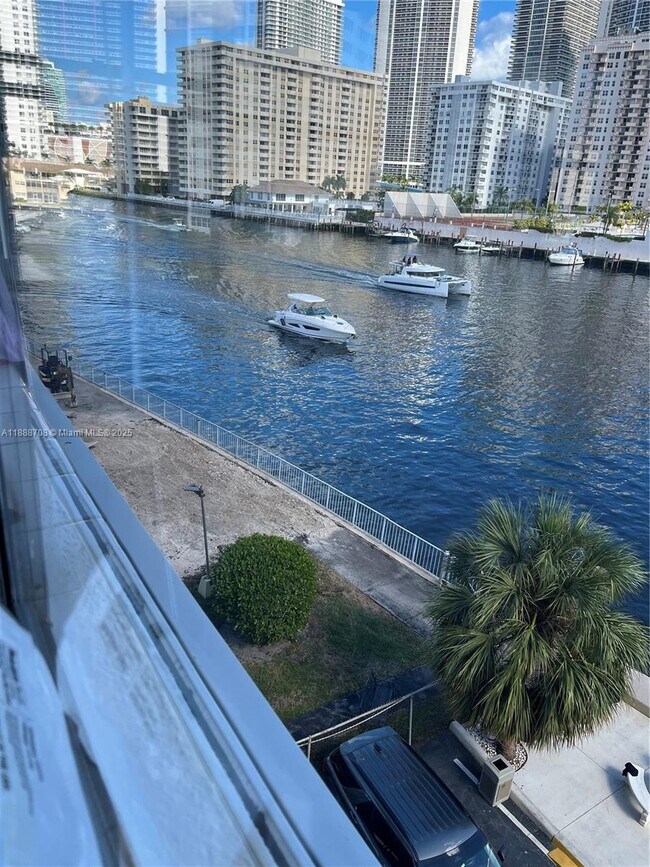 111 Golden Isles Dr in Hallandale Beach, FL - Building Photo - Building Photo