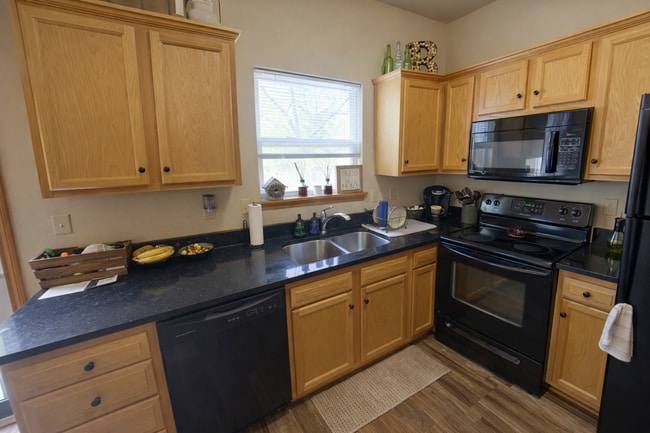 704 Oakbrook Pl in Manhattan, KS - Building Photo - Building Photo