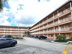 17350 NW 67th Ave, Unit 303 in Hialeah, FL - Foto de edificio - Building Photo