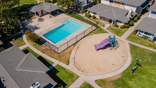 527 Spring Rd in Moorpark, CA - Foto de edificio - Building Photo