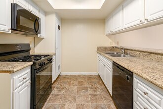 400 N Hollywood Way in Burbank, CA - Foto de edificio - Interior Photo