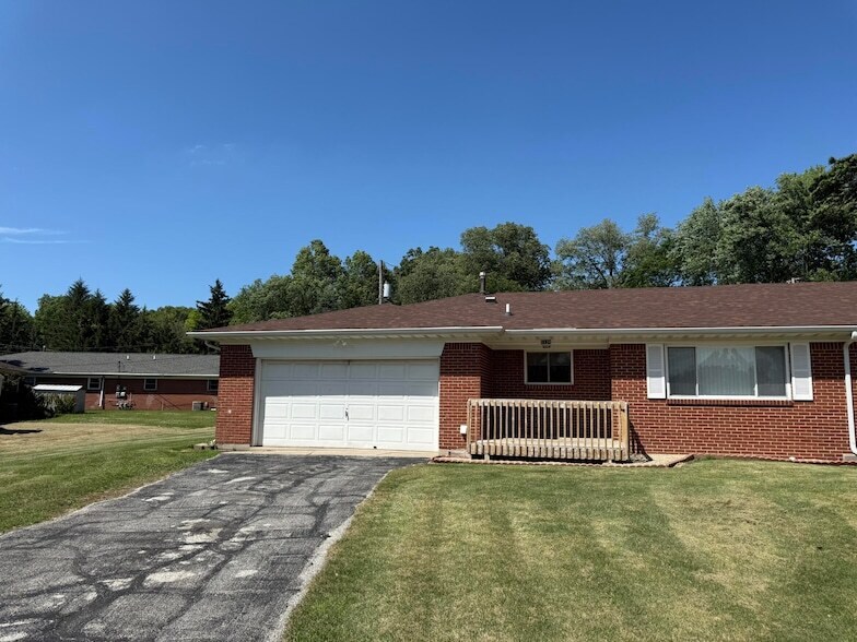 1124 Pam Dr in Chesterton, IN - Building Photo
