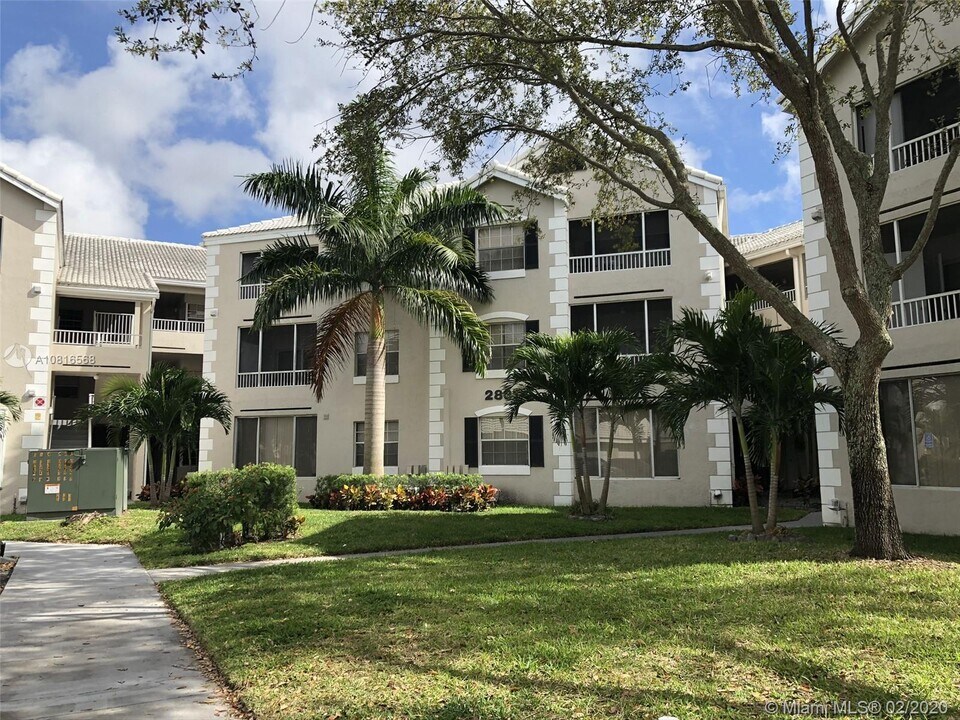 2831 N Oakland Forest Dr-Unit -214 in Oakland Park, FL - Building Photo