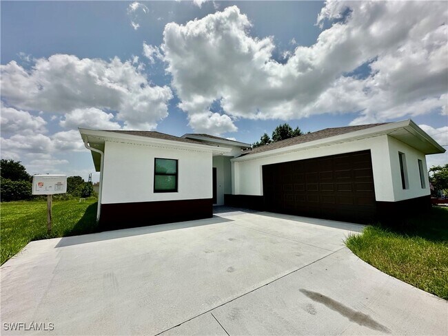 1313 Floyd Ave S in Lehigh Acres, FL - Foto de edificio - Building Photo