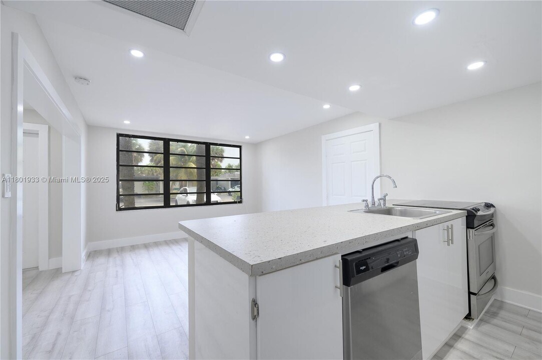 6518 Miami Lakes Dr in Miami Lakes, FL - Building Photo