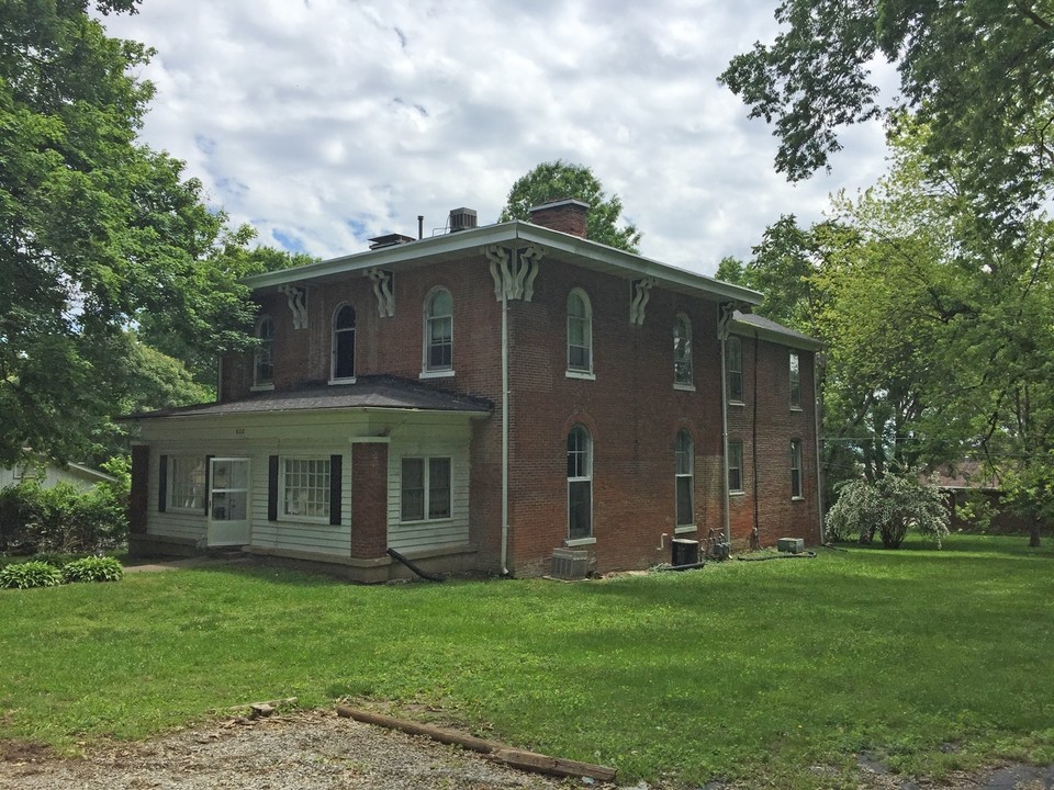 608 W Schuetz St in Lebanon, IL - Building Photo