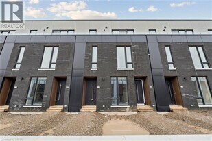 112 EVERETT Cmn in St Catharines, ON - Building Photo