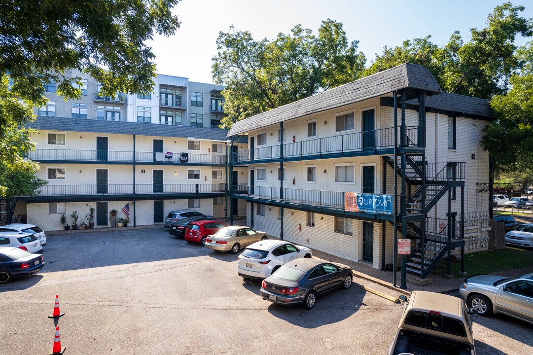 Barton Springs Apartments in Austin, TX - Foto de edificio