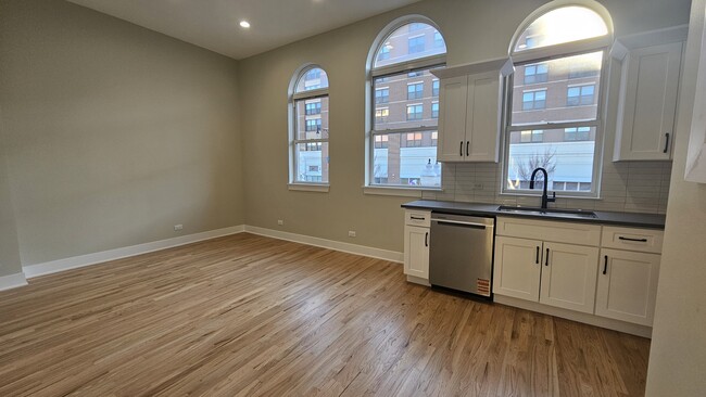 4437 N Broadway St, Unit 2F in Chicago, IL - Building Photo - Building Photo