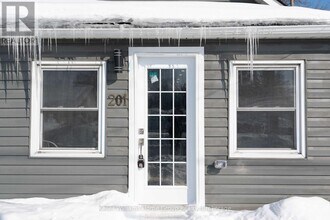 201 Fennell Ave E in Hamilton, ON - Building Photo - Building Photo