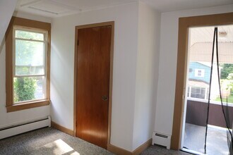 122 Meredith Ave, Unit 2 in Nedrow, NY - Foto de edificio - Building Photo