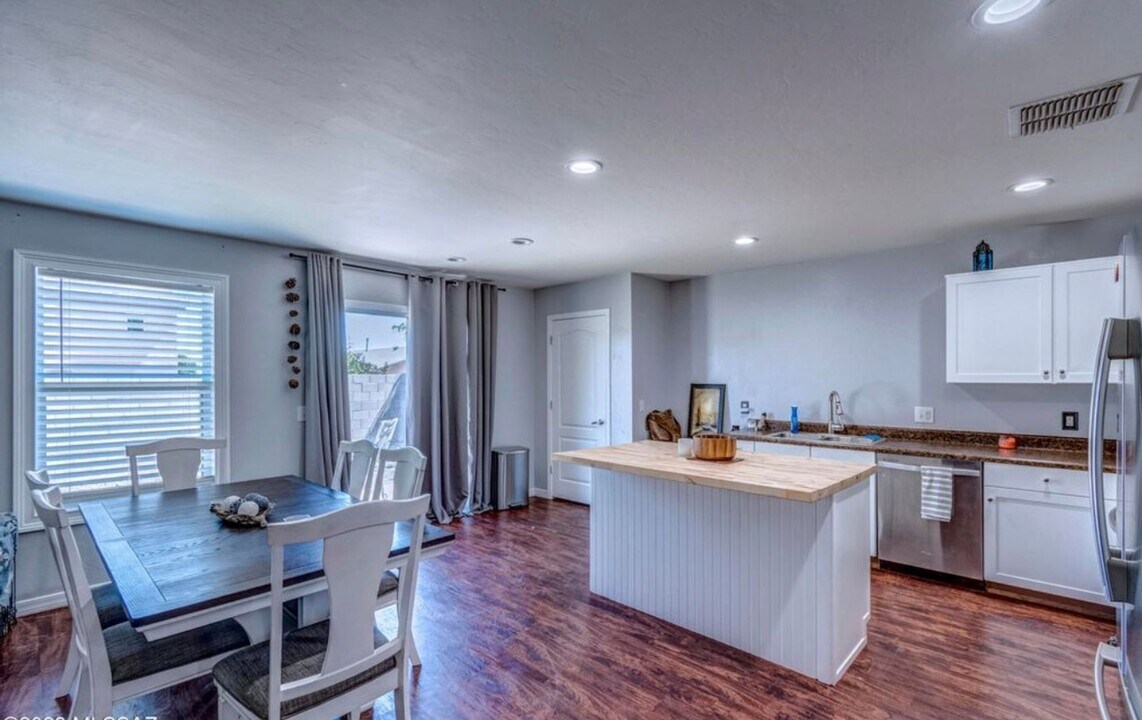 1098 W Vuelta Las Verdolagas in Sahuarita, AZ - Building Photo