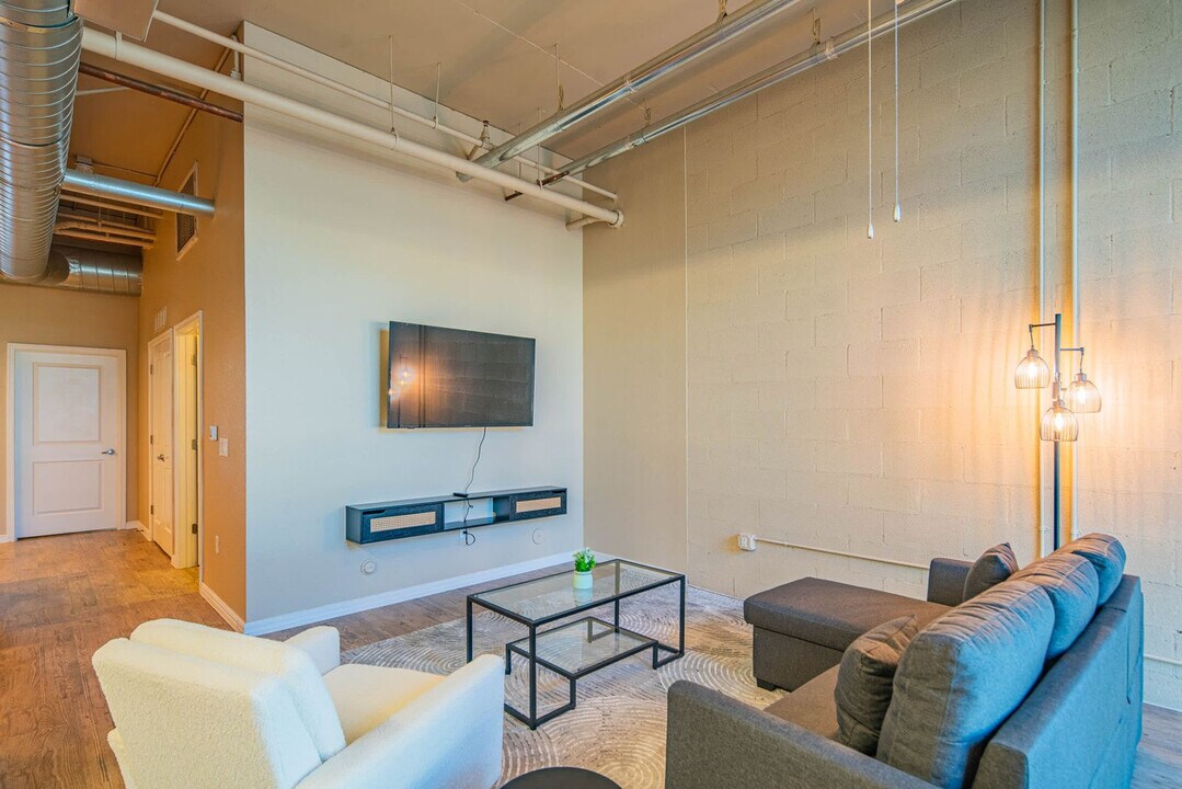 2727 E University Dr in Tempe, AZ - Building Photo