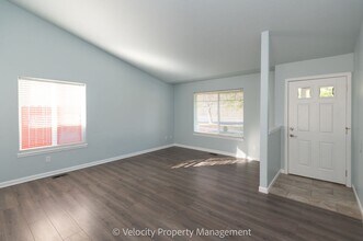 146 NW 25th St in Redmond, OR - Foto de edificio - Building Photo