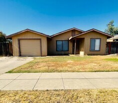 430 W Beechwood Ave in Fresno, CA - Building Photo