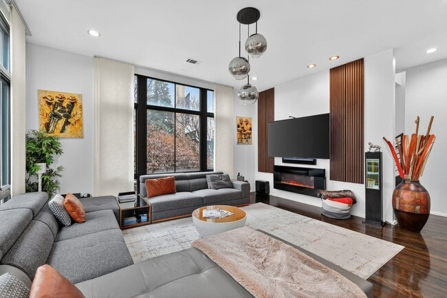 property at 721 Longleaf Dr NE