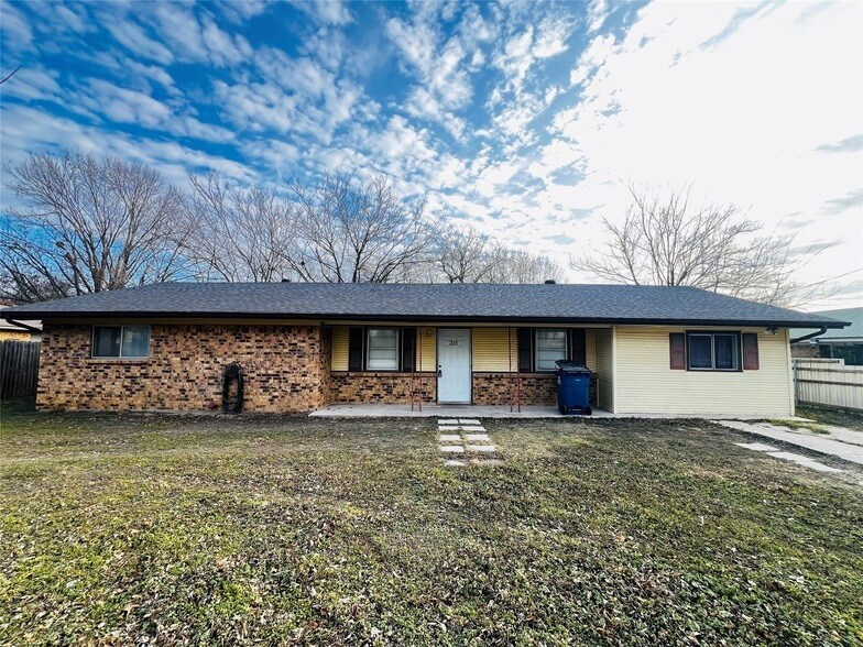 215 Birdwell Rd in Corsicana, TX - Building Photo