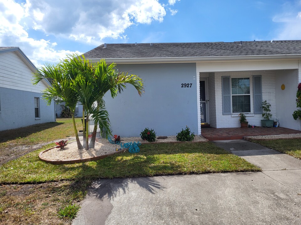 2927 Stillwell Ct in New Port Richey, FL - Building Photo