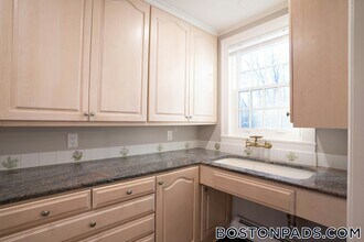 40 Puddingstone Ln in Newton, MA - Building Photo - Building Photo