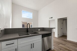 Berendo in Los Angeles, CA - Building Photo