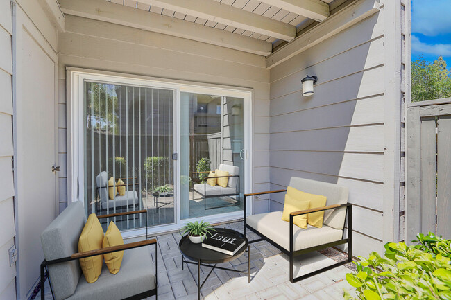 Stoneybrook Apartments in Modesto, CA - Foto de edificio - Building Photo