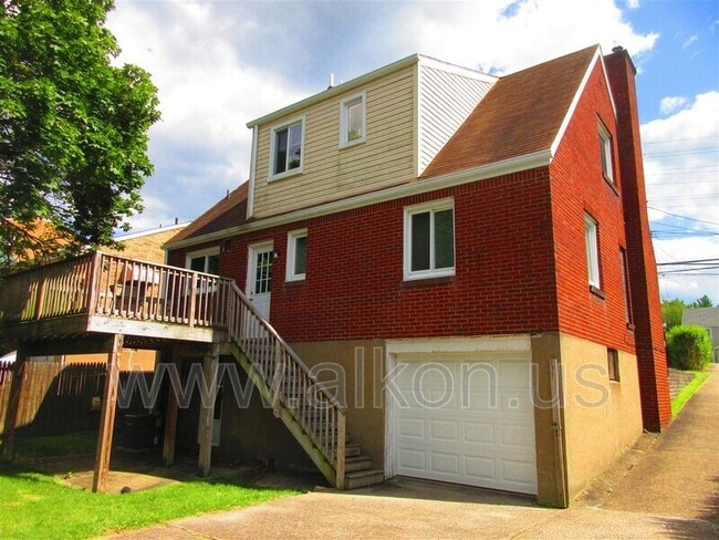 621 Brierly Ln in Munhall, PA - Building Photo - Building Photo