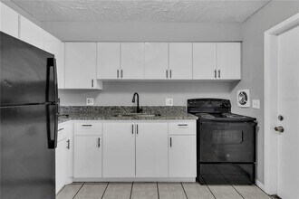 1629 W Oak Ridge Rd in Orlando, FL - Building Photo - Building Photo