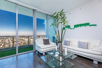 92 SW 3rd St, Unit 5108 in Miami, FL - Foto de edificio - Building Photo