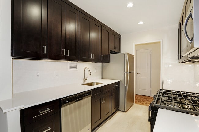 Hamilton Court Apartments in Morristown, NJ - Foto de edificio - Building Photo