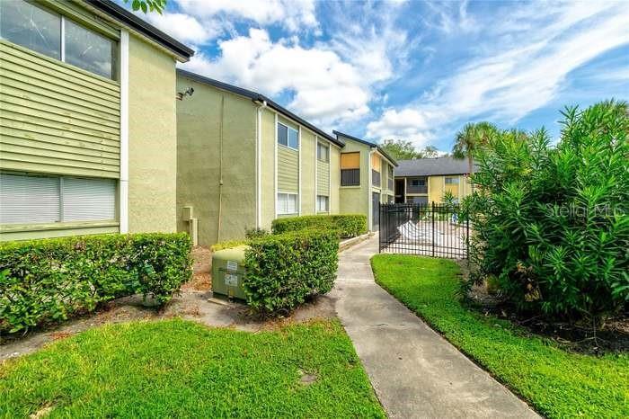 912 Lake Destiny Rd in Altamonte Springs, FL - Building Photo