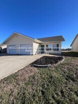 706 Meadow Ct in Peculiar, MO - Building Photo