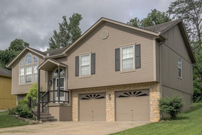 612 NE Topaz Dr in Lee's Summit, MO - Building Photo - Building Photo