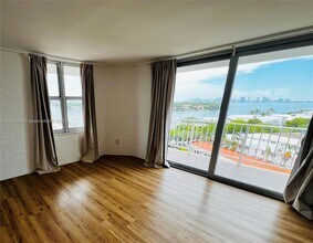 6900 Bay Dr in Miami Beach, FL - Building Photo - Building Photo