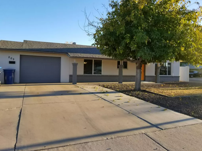 205 E. Oxford Dr. in Tempe, AZ - Foto de edificio - Building Photo