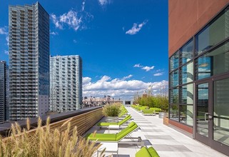 The Maximilian in Long Island City, NY - Foto de edificio - Building Photo