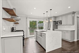 431 Knapps Hwy in Fairfield, CT - Building Photo - Building Photo