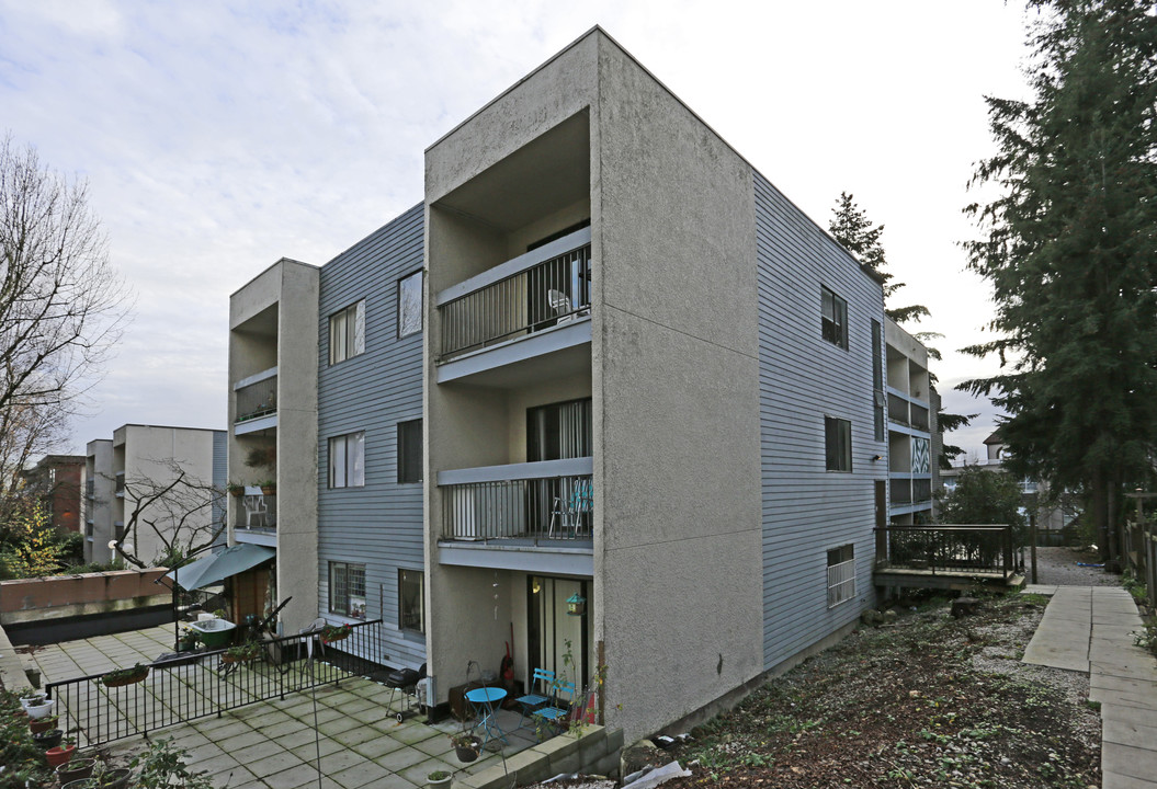 West Coast Apartments in New Westminster, BC - Building Photo