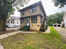 1330 E Walnut St in Green Bay, WI - Building Photo