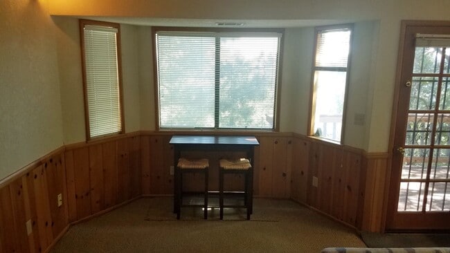 959 Coulter Pine Rd in Crestline, CA - Building Photo - Building Photo