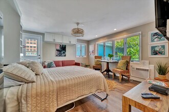 483 E Shore Dr in Clearwater, FL - Foto de edificio - Building Photo