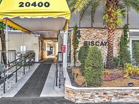 20400 W Country Club Dr in Aventura, FL - Building Photo