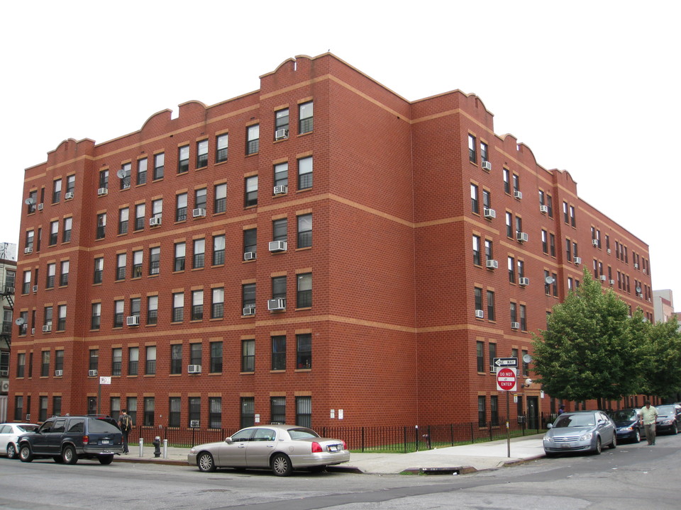 330 Union Ave in Brooklyn, NY - Building Photo