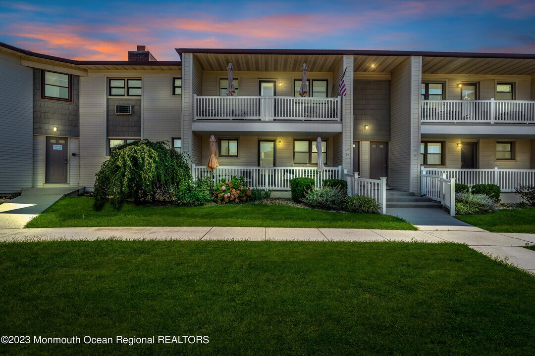 36 Wharfside Dr in Monmouth Beach, NJ - Building Photo