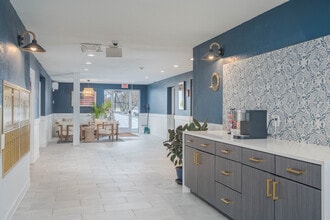 Gleason Lake in Wayzata, MN - Foto de edificio - Lobby