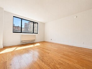 323 W 96th St, Unit 210 in New York, NY - Building Photo - Building Photo