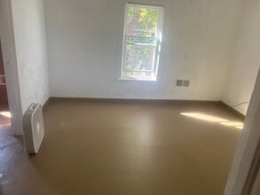 1068 Washington Ave, Unit Apt 4 in Muskegon, MI - Building Photo - Building Photo