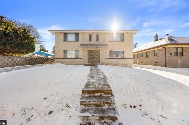 8641 W Lapham St in West Allis, WI - Foto de edificio - Building Photo