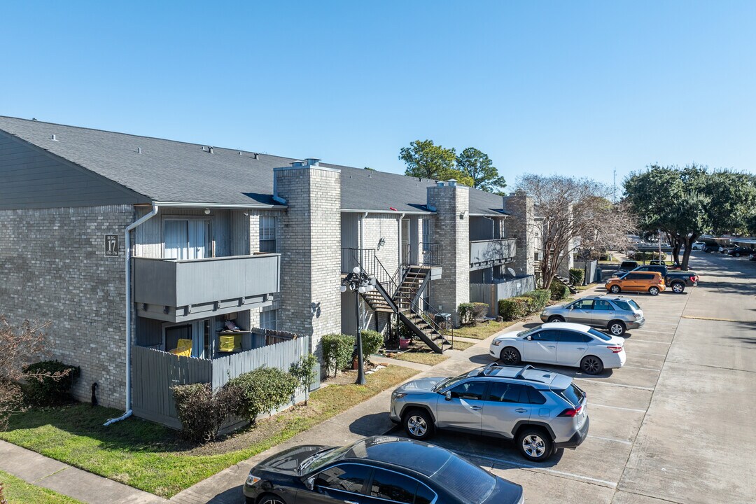 Leawood Condominiums in Houston, TX - Building Photo